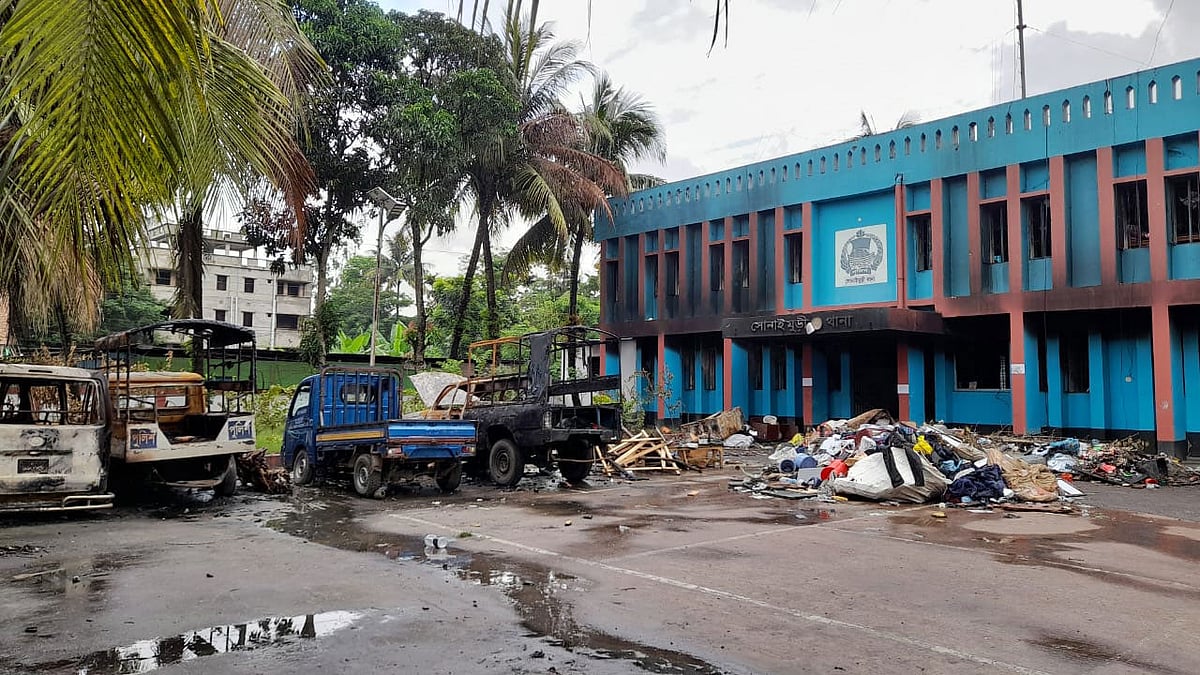 ভাঙচুর-অগ্নিসংযোগের পর নোয়াখালীর সোনাইমুড়ী থানা। গত বছরের ৬ আগস্ট তোলা