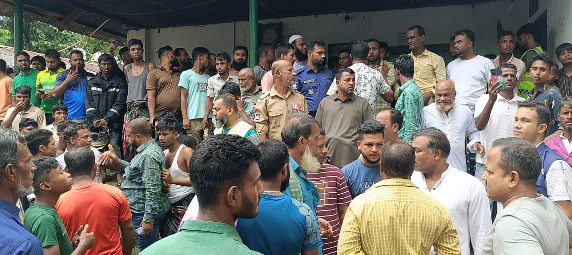 সিলেটের গোয়াইনঘাট উপজেলায় চোর সন্দেহে যুবককে পিটিয়ে হত্যার অভিযোগে স্থানীয় বাসিন্দাদের বিক্ষোভ। আজ সকালে জাফলং চা–বাগানে