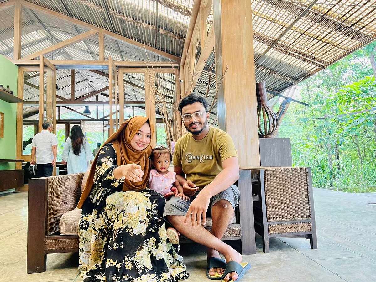 স্বামী তৌহিদুল ও মেয়ে সুহাইরার সঙ্গে তাহসিন আজমী