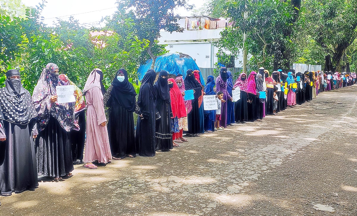 কুমিল্লার মুরাদনগর উপজেলার কড়ইবাড়ি গ্রামে তিনজনকে কুপিয়ে ও পিটিয়ে হত্যার ঘটনায় পুরো গ্রাম প্রায় ‘পুরুষশূন্য’ দাবি করে নারীদের মানববন্ধন। মঙ্গলবার দুপুরে কড়ইবাড়ি এলাকায়