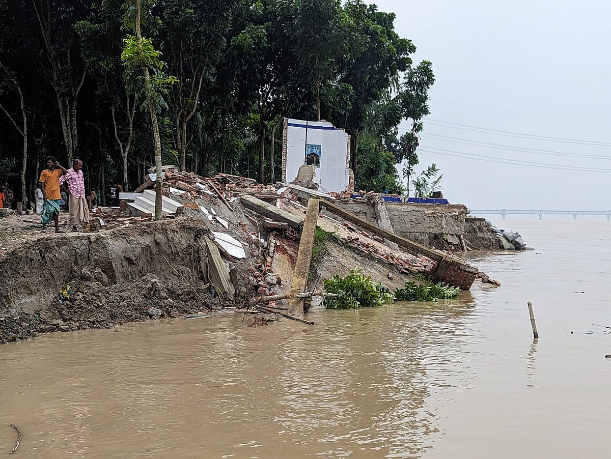 জাজিরায় পদ্মা সেতু প্রকল্প এলাকা রক্ষা বাঁধ ও আশপাশের এলাকায় আবার ভাঙন দেখা দিয়েছে। মঙ্গলবার সকালে আলম খারকান্দি এলাকায় একটি দ্বিতল মসজিদ, সাতটি বসতবাড়ি ও দুটি দোকান নদীতে বিলীন হয়ে যায়। মঙ্গলবার দুপুরে তোলা