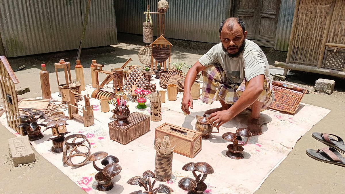 ময়মনসিংহের জাহাঙ্গীর আলম বাঁশ ও নারকেলের মালা দিয়ে নানা ধরনের কারুপণ্য বানান