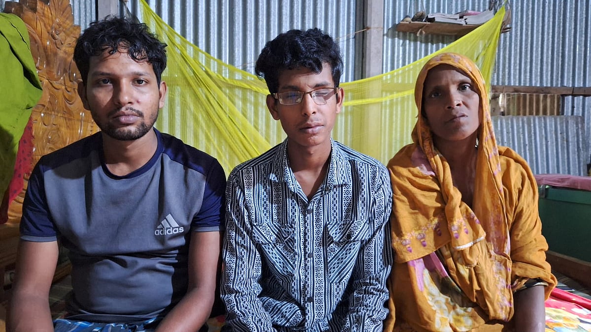 মা ও ভাইয়ের সঙ্গে গুলিতে চোখের দৃষ্টিশক্তি হারানো হিমেল ইসলাম। আজ মঙ্গলবার সকালে টাঙ্গাইলের মির্জাপুর উপজেলার গোড়াই ইউনিয়নের লালবাড়ী গ্রামে