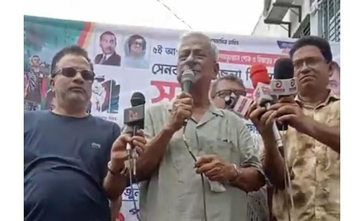 সমাবেশে বক্তব্য দিচ্ছেন বিএনপির চেয়ারপারসনের উপদেষ্টা ও সাবেক বিরোধীদলীয় চিফ হুইপ জয়নুল আবদিন ফারুক। আজ সকালে নোয়াখালীর সেনবাগে