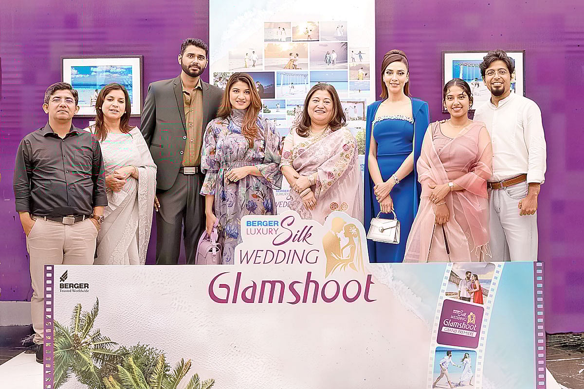 বার্জার পেইন্টস লাক্সারি সিল্ক আয়োজিত মালদ্বীপ ওয়েডিং ড্রিমসের প্রদর্শনীতে উপস্থিত বার্জার পেইন্টস বাংলাদেশের ব্যবস্থাপনা পরিচালক রূপালী চৌধুরীসহ প্রতিযোগিতার মাধ্যমে বাছাই করা দম্পতিরা