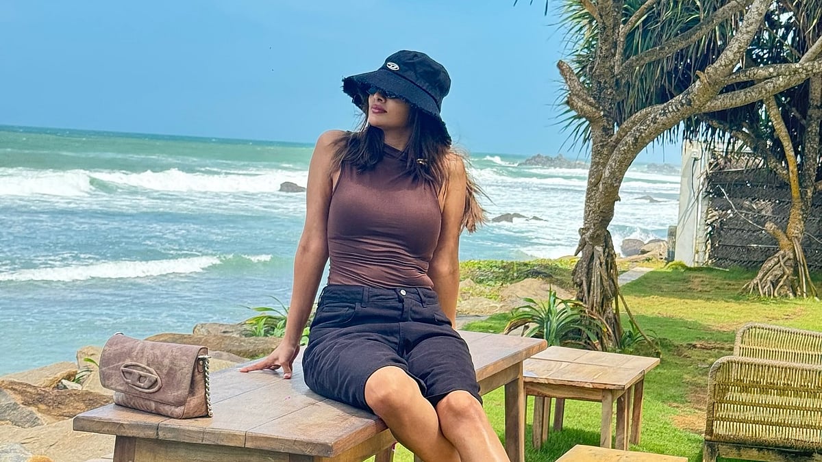 শ্রীলঙ্কার সমুদ্রসৈকতে টয়া। অভিনেত্রীর ফেসবুক থেকে