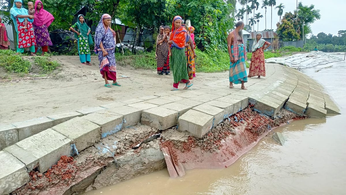 ফরিদপুরের আলফাডাঙ্গা উপজেলার চর আজমপুর গ্রামে মধুমতি নদীর তীর সংরক্ষণ বাঁধ ধসে পড়েছে। গতকাল সোমবার বেলা একটার দিকে তোলা হয়