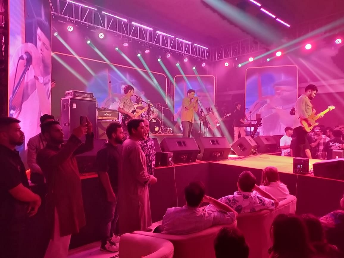 রাজধানীর তেজগাঁওয়ে আলোকি কনভেনশন সেন্টারে এ কনসার্টের আয়োজন করা হয়