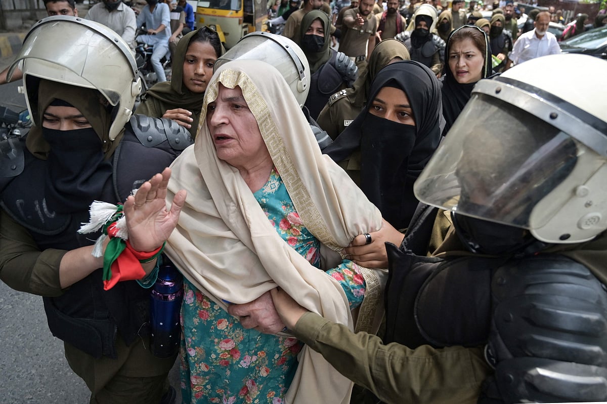 লাহোর থেকে পিটিআইয়ের একজন নেতাকে আটক করে নিয়ে যাচ্ছে পুলিশ। ০৫ আগস্ট, ২০২৫
