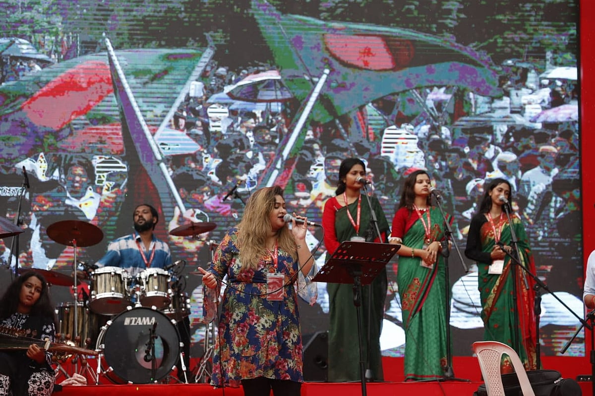 ‘৩৬ জুলাই উদযাপন’ উপলক্ষে মানিক মিয়া অ্যাভিনিউয়ে আয়োজিত অনুষ্ঠানে সঙ্গীত পরিবেশন করছেন শিল্পী। আজ মঙ্গলবার বিকেলে