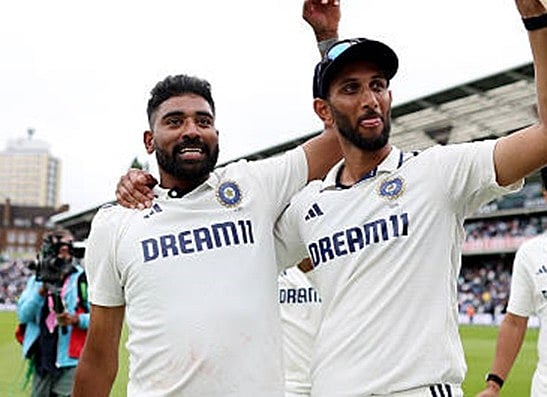 মোহাম্মদ সিরাজ (বাঁয়ে) ও প্রসিধ কৃষ্ণা