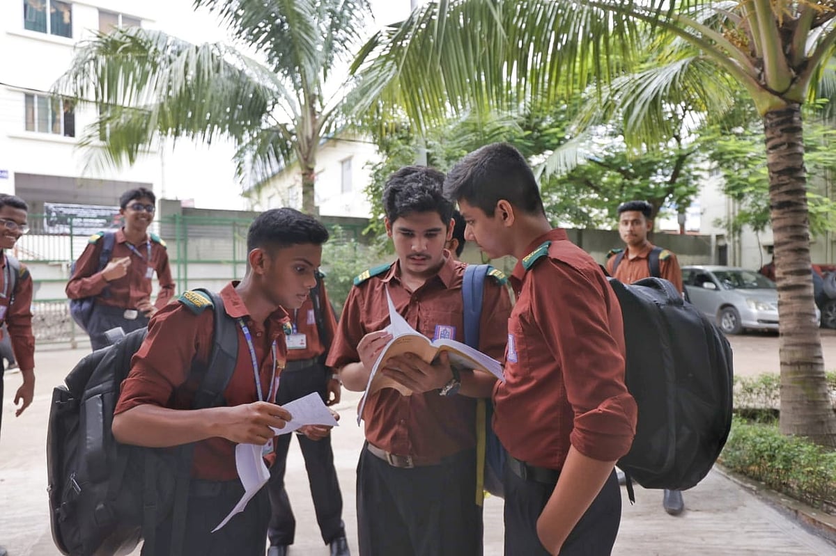 ইউনিফর্ম পরে, ব্যাগ কাঁধে শিক্ষার্থীরা। গল্প করছে সহপাঠীরা। রাজধানীর উত্তরার দিয়াবাড়ির মাইলস্টোন স্কুল অ্যান্ড কলেজে