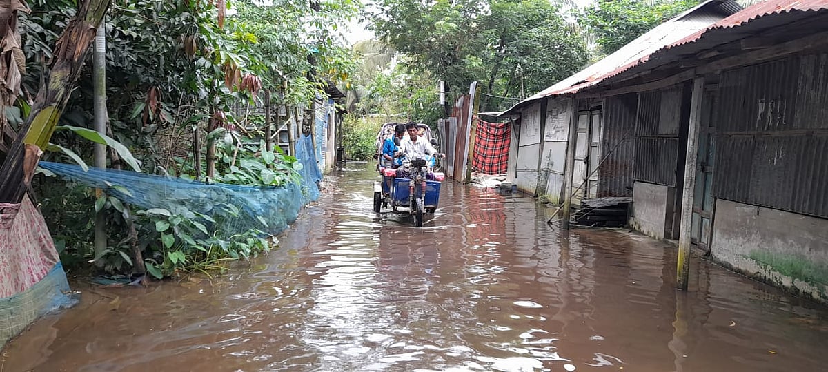 সড়কে জমে আছে পানি। এর মধ্যেই চলাচল করছে অটোরিকশা। সম্প্রতি বেগমগঞ্জের উপজেলার একলাশপুর ইউনিয়নের সদাগর মার্কেট এলাকায়