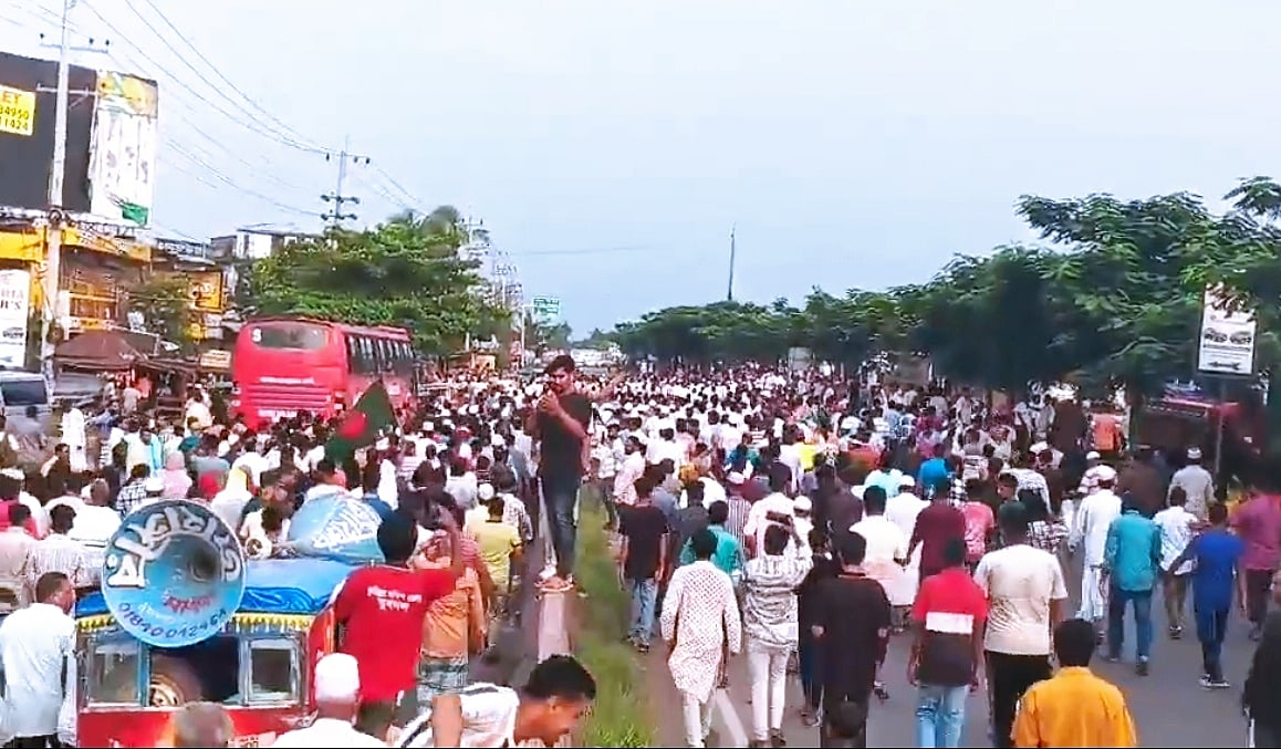 বিলুপ্ত কুমিল্লা-৯ আসন পুনর্বহালের দাবিতে ঢাকা-চট্টগ্রাম মহাসড়ক বন্ধ করে বিএনপির নেতা-কর্মীদের বিক্ষোভ। বুধবার বিকেলে সদর দক্ষিণের পদুয়ার বাজার বিশ্বরোড এলাকায়