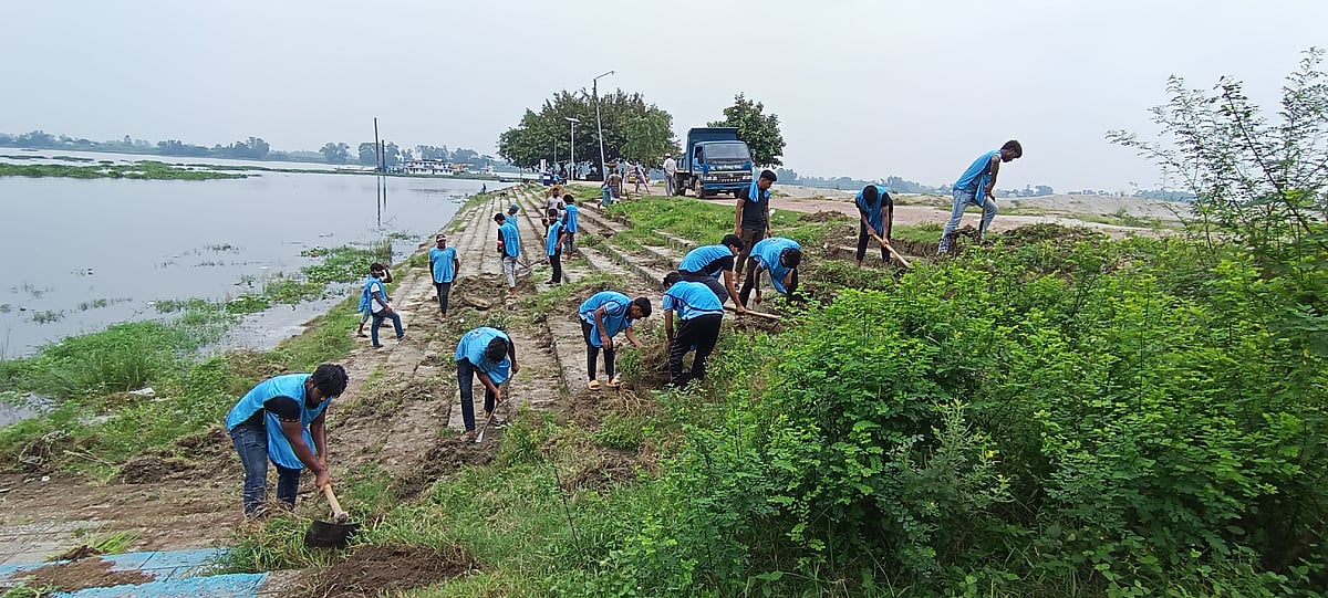 পাবনার বেড়া উপজেলার একমাত্র বিনোদনকেন্দ্র হিসেবে পরিচিত হুরাসাগর নদের পাড়ে শিক্ষার্থীদের পরিচ্ছন্নতা অভিযান। আজ সকালে বেড়া পৌরসভার পোর্ট এলাকায়
