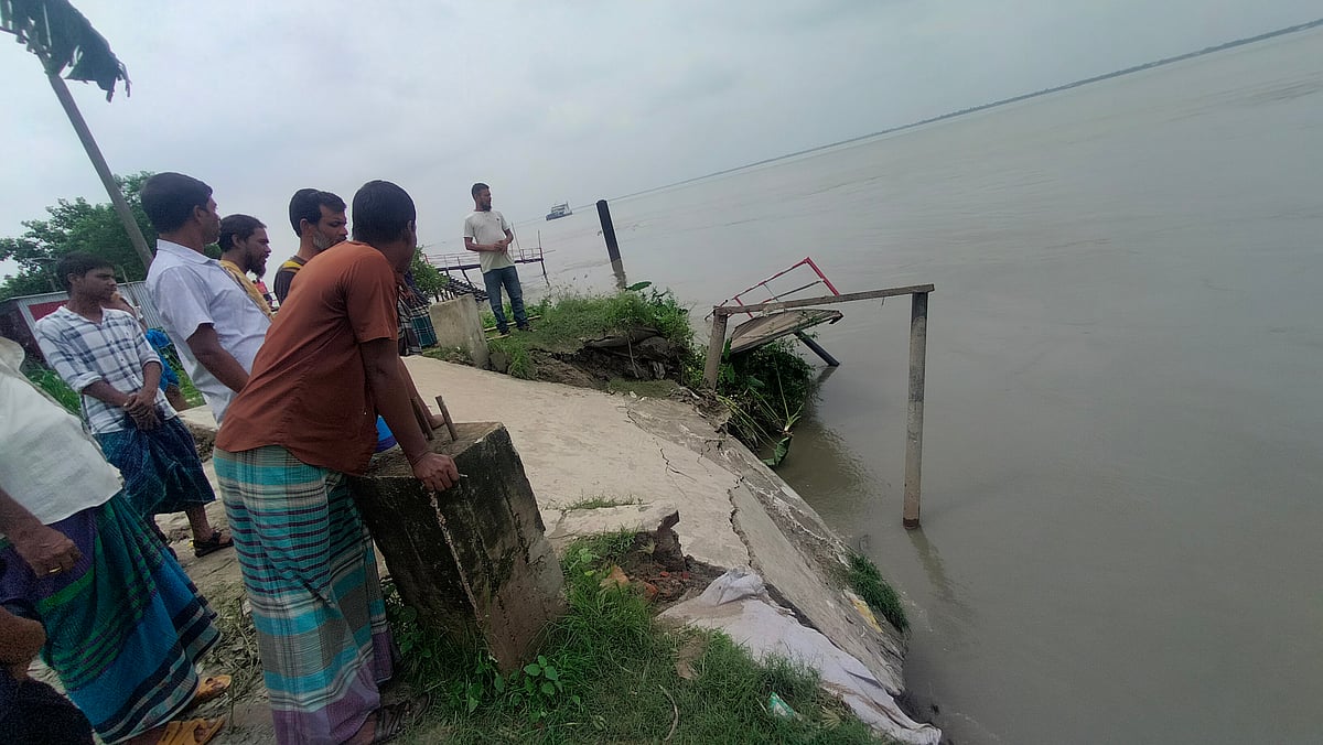 পদ্মা নদীতে প্রবল স্রোতের কারণে মানিকগঞ্জের পাটুরিয়া লঞ্চঘাটের একটি জেটি নদীতে বিলীন হয়ে গেছে। আজ বুধবার সকালে পাটুরিয়া লঞ্চঘাটে
