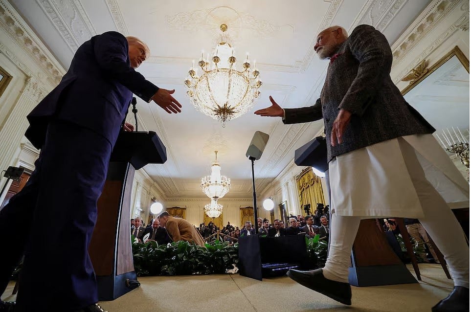 হোয়াইট হাউসে ডোনাল্ড ট্রাম্পের সঙ্গে হাত মেলাতে এগিয়ে যাচ্ছেন নরেন্দ্র মোদি। ১৩ ফেব্রুয়ারি, ২০২৫