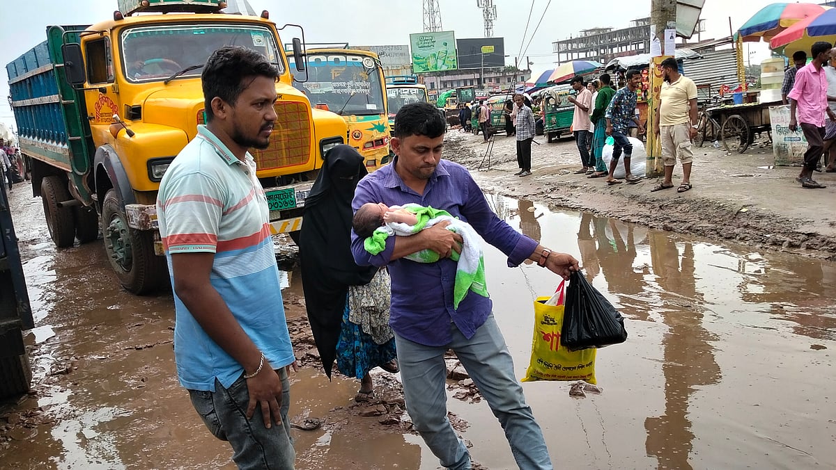 এক হাতে একমাসের শিশু সন্তান অন্য হাতে ব্যাগ। এভাবেই গর্ত অতিক্রম করেছেন এক বাবা। বুধবার বিকেল তিনটার দিকে ঢাকা-সিলেট মহাসড়কের ব্রাহ্মণবাড়িয়ার সরাইল বিশ্বরোড মোড় গোল চত্বর এলাকায়
