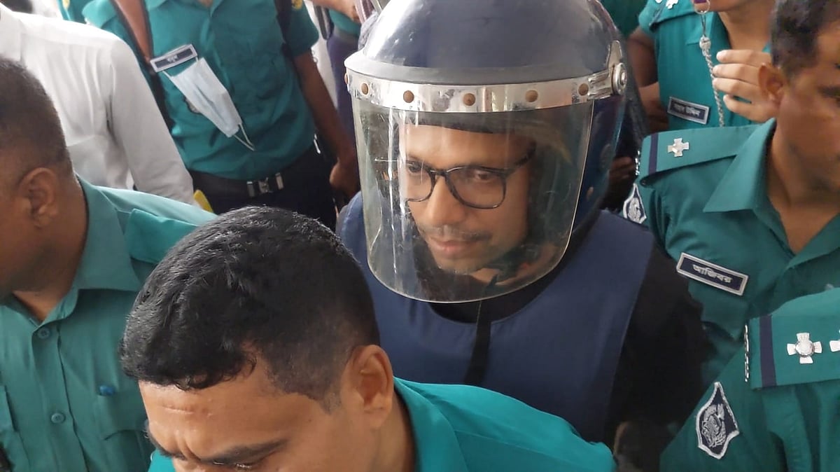 সাবেক প্রতিমন্ত্রী জুনাইদ আহ্‌মেদ পলককে আদালত থেকে হাজতখানায় নিয়ে যাচ্ছে পুলিশ
