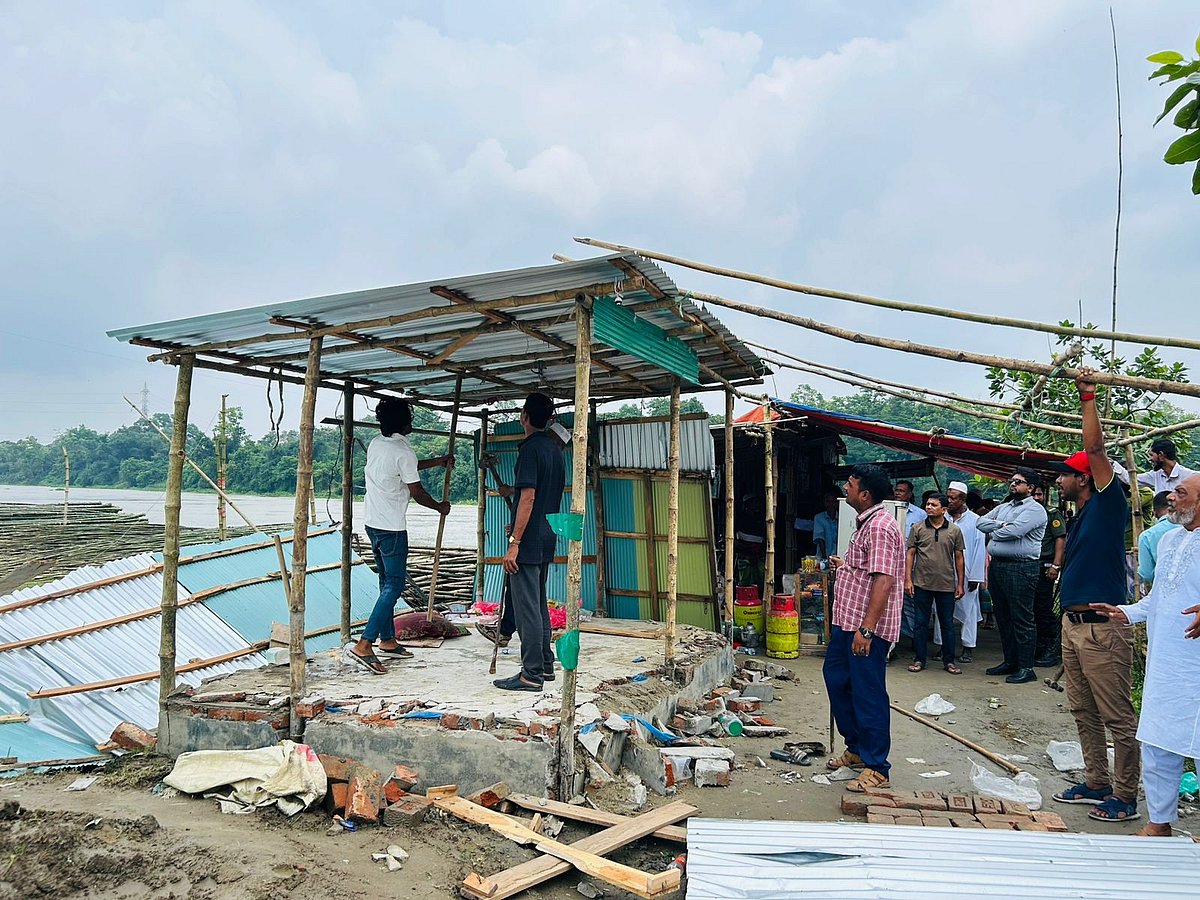 গাজীপুরের শ্রীপুরের গোসিংগা খেয়াঘাটে বানার নদের জায়গায় গড়ে ওঠা অবৈধ স্থাপনা গুঁড়িয়ে দিয়েছে উপজেলা প্রশাসন। আজ বুধবার বেলা ১১টার দিকে