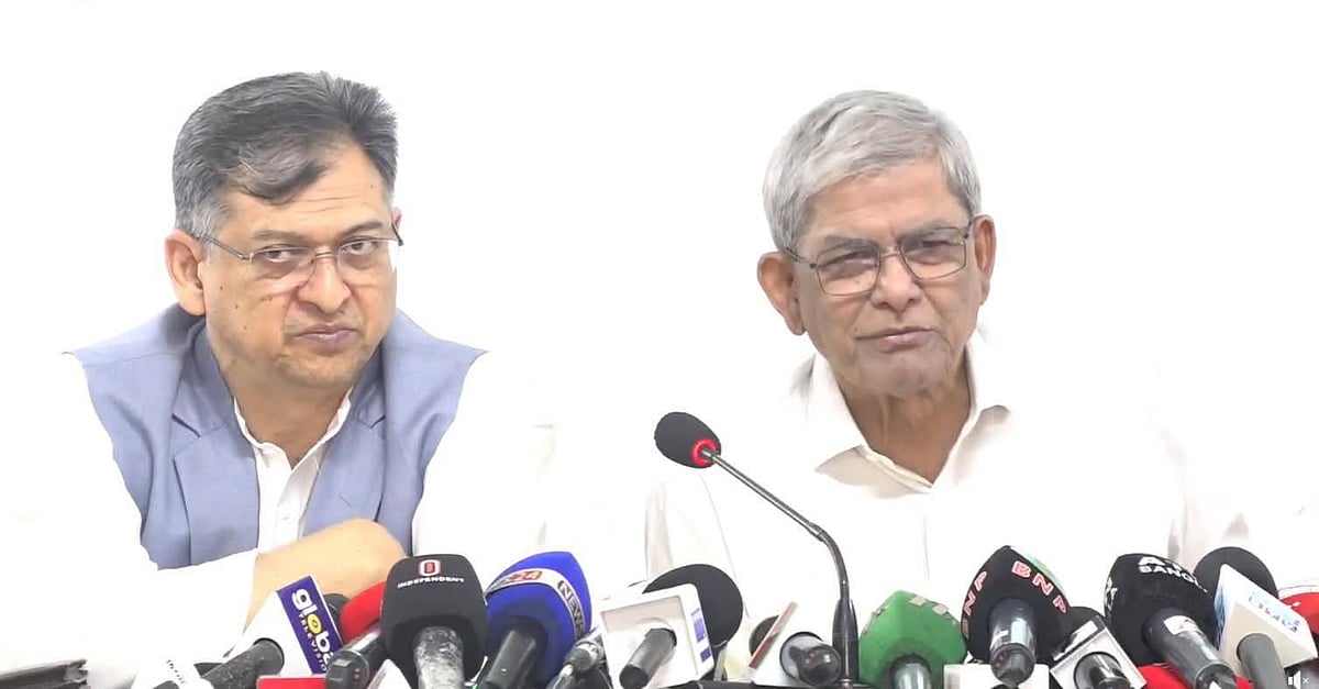 সংবাদ সম্মেলনে বিএনপির মহাসচিব মির্জা ফখরুল ইসলাম আলমগীর ও দলের স্থায়ী কমিটির সদস্য সালাহউদ্দিন আহমদ। আজ বুধবার রাজধানীর গুলশানে বিএনপির চেয়ারপারসনের কার্যালয়ে