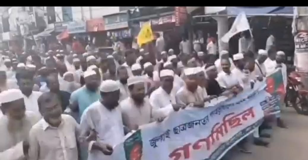 গণ-অভ্যুত্থানের বর্ষপূতিতে জয়পুরহাটে জামায়াতের গণমিছিলে শেখ হাসিনার ফাঁসির দাবির বদলে কয়েকবার খালেদা জিয়ার বিরুদ্ধে স্লোগান দেওয়ার ঘটনা ঘটে