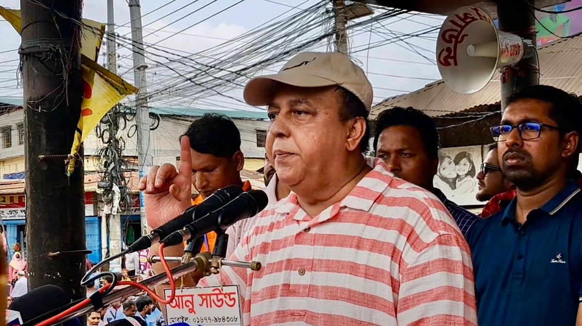 ছাত্র–জনতার গণঅভ্যুত্থান উপলক্ষে বক্তব্য দিচ্ছেন জেলা বিএনপির সভাপতি ওয়াদুদ ভুঁইয়া। আজ দুপুরে খাগড়াছড়ি শাপলা চত্বরে