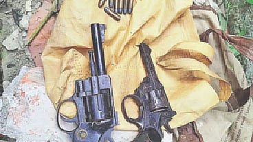 থানা থেকে লুট হওয়া অস্ত্র ও গুলি। গত বছরের ২৫ ডিসেম্বর চট্টগ্রাম নগরের সাগরিকা এলাকা থেকে এসব উদ্ধার করা হয়