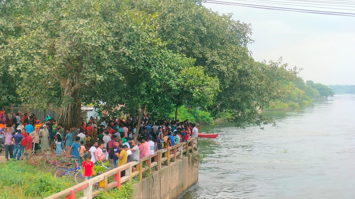 মাগুরায় নবগঙ্গা নদীর এই অংশে নিরাপত্তাবেষ্টনীর ওপর থেকে পড়ে নিখোঁজ হয় পাঁচ বছর বয়সী এক শিশু। খবর পেয়ে সেখানে জড়ো হয় স্থানীয় বাসিন্দারা। আজ দুপুরে তোলা পারনান্দুয়ালি এলাকায়