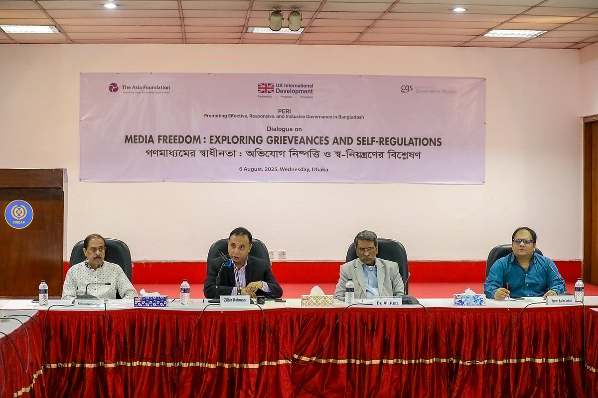 গণমাধ্যমের স্বাধীনতা নিয়ে আয়োজিত সংলাপে আলোচকদের কয়েকজন। বুধবার রাজধানীর সিরডাপ মিলনায়তনে