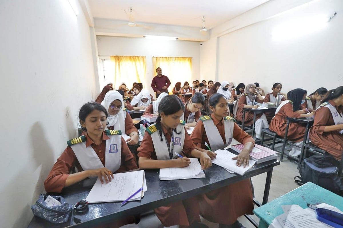 ইউনিফর্ম পরে ক্লাসে এসেছে শিক্ষার্থীরা। ক্লাসে ফেরার মাধ্যমে ট্রমা কাটিয়ে ওঠার চেষ্টা করছে তারা। ৬ আগস্ট, রাজধানীর উত্তরার দিয়াবাড়ির মাইলস্টোন স্কুল অ্যান্ড কলেজে