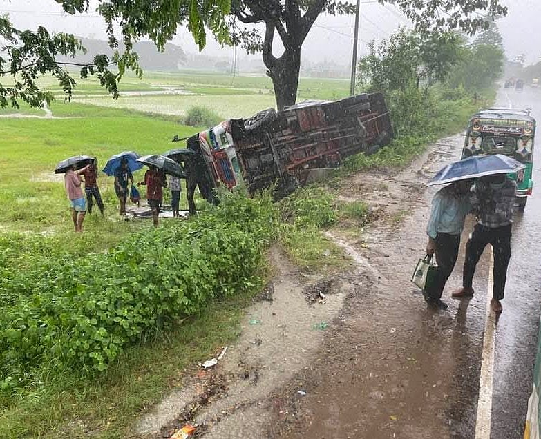 দুর্ঘটনা কবলিত বাস