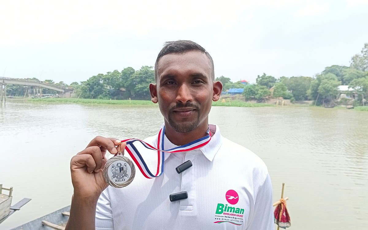 যে নদীতে ছোটবেলা থেকে সাঁতার শিখেছেন, সেই সুয়াইজনী নদীর পাড়ে দাঁড়িয়ে ইংলিশ চ্যানেল জয়ের মেডেল দেখাচ্ছেন নাজমুল হক। গত শনিবার দুপুরে নিকলীর মীরহাটি গ্রামে