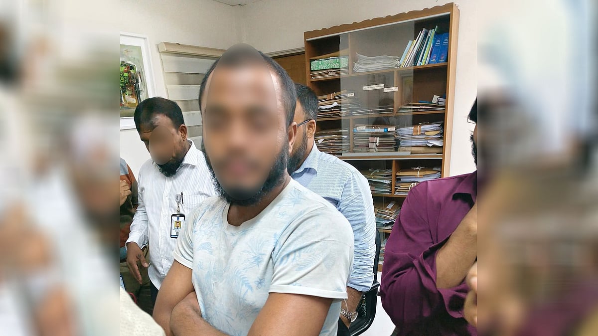 মেয়েদের ভিডিও ধারণ করার অভিযোগে ঢাকা বিশ্ববিদ্যালয়ের টিএসসিতে এক কলেজছাত্রকে আটক করেন শিক্ষার্থীরা