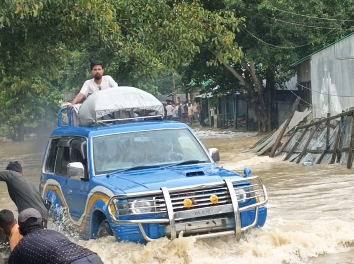 রাঙামাটির বাঘাইছড়ির সাজেক ইউনিয়নের বাঘাইহাট বাজার এলাকায় সড়কে পানি জমে আছে। এতে যান চলাচল ব্যাহত হচ্ছে। আজ দুপুরে তোলা