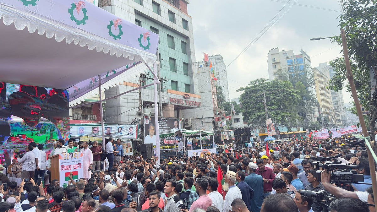 বিজয় র‍্যালিতে অংশ নিতে জড়ো হয়েছেন বিএনপির নেতা–কর্মীরা। ৬ আগস্ট, রাজধানীর নয়াপল্টনে দলের কেন্দ্রীয় কার্যালয়ের সামনে