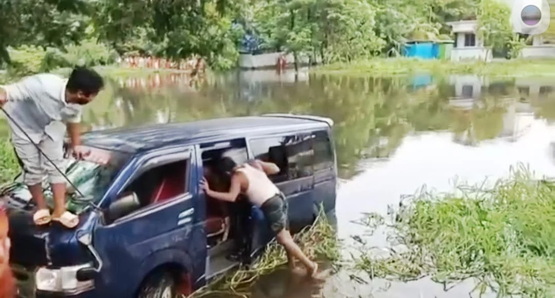 উদ্ধার অভিযানে ফায়ার সার্ভিসকে সহায়তা করেন স্থানীয় বাসিন্দারা