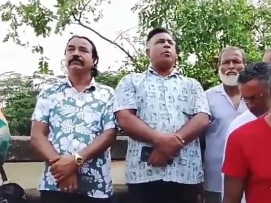 বরগুনার বেতাগী উপজেলা ‘রিকশাচালক দল’ আয়োজিত সমাবেশে বক্তব্য দেন সংগঠনটির সভাপতি মিলন মিয়া (মাঝে)। গতকাল দুপুরে