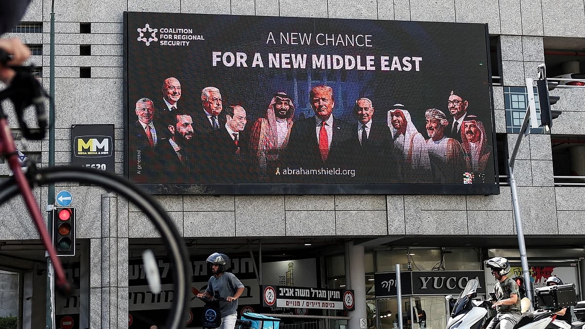 আব্রাহাম চুক্তি সম্প্রসারণের আহ্বান জানিয়ে ‘কোয়ালিশন ফর রিজিওনাল সিকিউরিটি’ নামের সংগঠনের পৃষ্ঠপোষকতায় তৈরি করা একটি বিলবোর্ড। রামাত গান, ইসরায়েল, ২৬ জুন ২০২৫