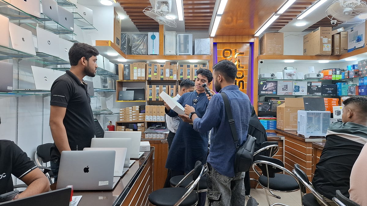 প্রযুক্তিপণ্যের বাজারে ক্রেতাদের উপস্থিতি স্বাভাবিক রয়েছে