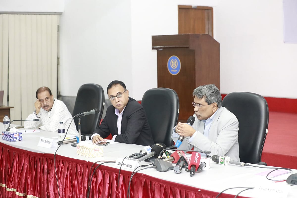 রাজধানীর সিরডাপ মিলনায়তনে আজ বুধবার আয়োজিত ‘গণমাধ্যমের স্বাধীনতা: অভিযোগ নিষ্পত্তি ও স্ব-নিয়ন্ত্রণের বিশ্লেষণ’ শীর্ষক এক সংলাপে বক্তব্য দেন অধ্যাপক আলী রীয়াজ