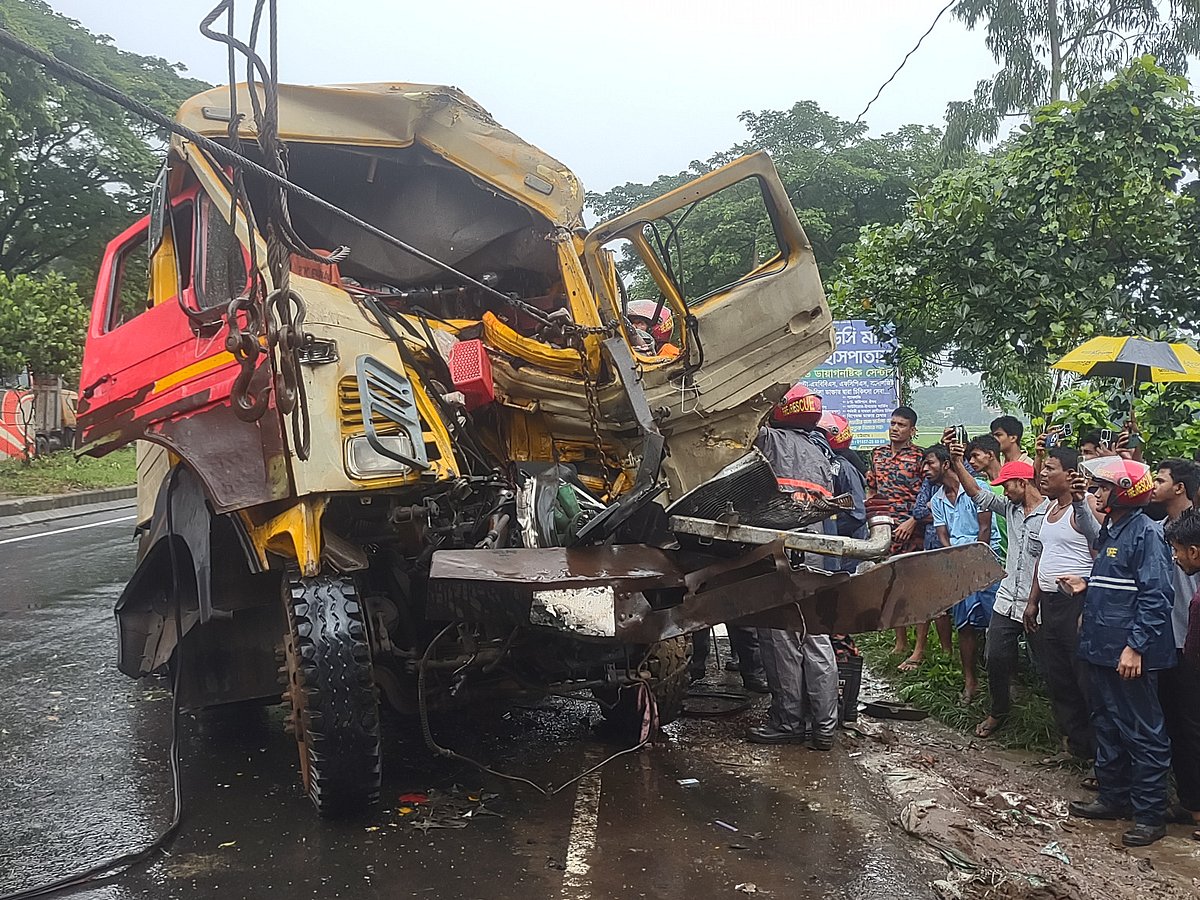 দুর্ঘটনায় দুমড়েমুচড়ে যাওয়া লরি। আজ সকালে মিরসরাই সদর ইউনিয়নের সুফিয়া রাস্তার মাথা এলাকায়