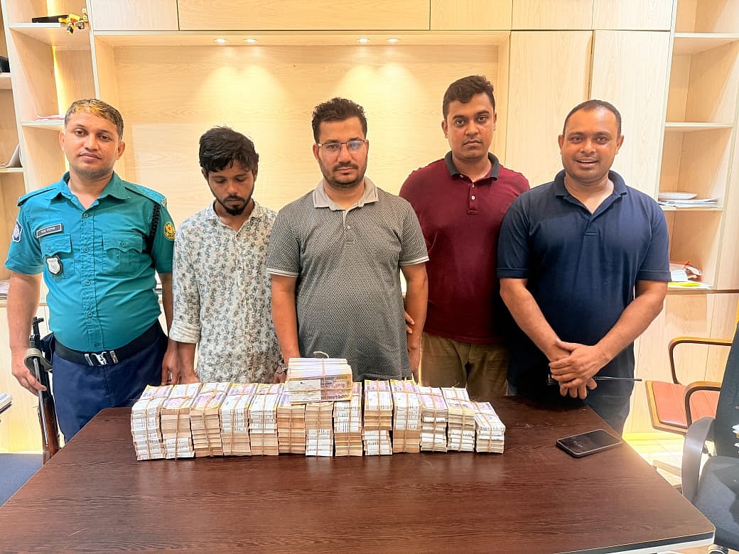 ১ কোটি ৩৫ লাখ টাকার জাল নোটসহ গ্রেপ্তার দুজন (বাঁ থেকে দ্বিতীয় ও তৃতীয়)