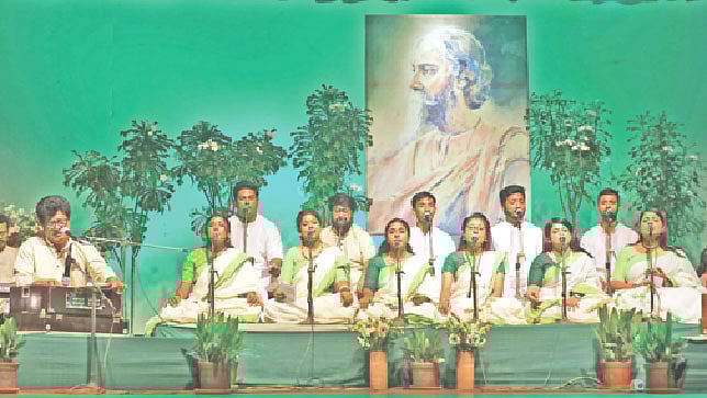 রবীন্দ্রনাথ ঠাকুরের প্রয়াণদিবসে সাংস্কৃতিক অনুষ্ঠানের আয়োজন করে ছায়ানট। গতকাল ধানমন্ডির ছায়ানট  ভবন মিলনায়তনে