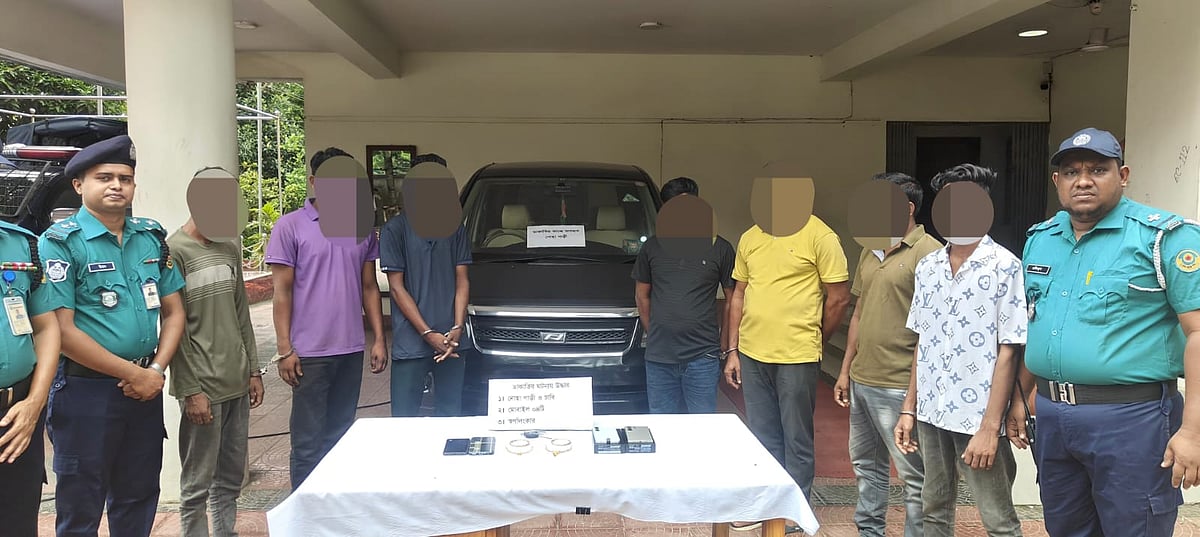 চট্টগ্রামের হালিশহর থানার পুলিশের হাতে গ্রেপ্তার ডাকাত দলের সদস্যরা। গত বুধবার তোলা