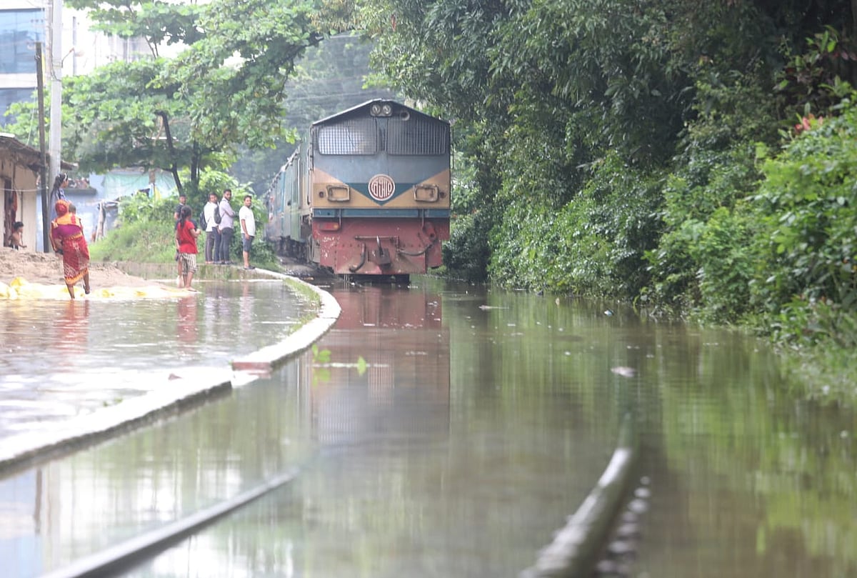 অক্সিজেন রেলক্রসিংয়ে রেললাইন পানির নিচে তলিয়ে যায়। দোহাজারীতে ট্রেন প্রায় এক ঘণ্টা ধরে আটকা পড়ে। পানি কমলে ট্রেন চলাচল শুরু হয়। আজ সকাল সাড়ে ১০টায়