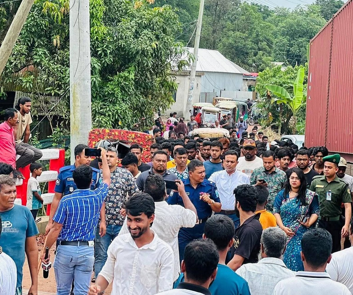 দেয়াল ধসে দুর্ঘটনার পর সড়ক অবরোধ করে বিক্ষোভ করেন স্থানীয় লোকজন। আজ বৃহস্পতিবার দুপুরে মুন্সিগঞ্জের গজারিয়া উপজেলার জামালদি এলাকায়