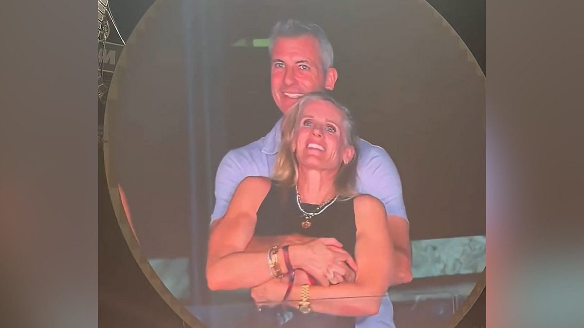 কোল্ডপ্লের কনসার্টে ‘কিস ক্যাম’ দৃশ্যের জেরে ব্যাপক সমালোচনার মুখে পড়েন ‘অ্যাস্ট্রোনমার’–এর সাবেক সিইও অ্যান্ডি বাইরন ও তাঁর সহকর্মী ক্রিস্টিন ক্যাবট