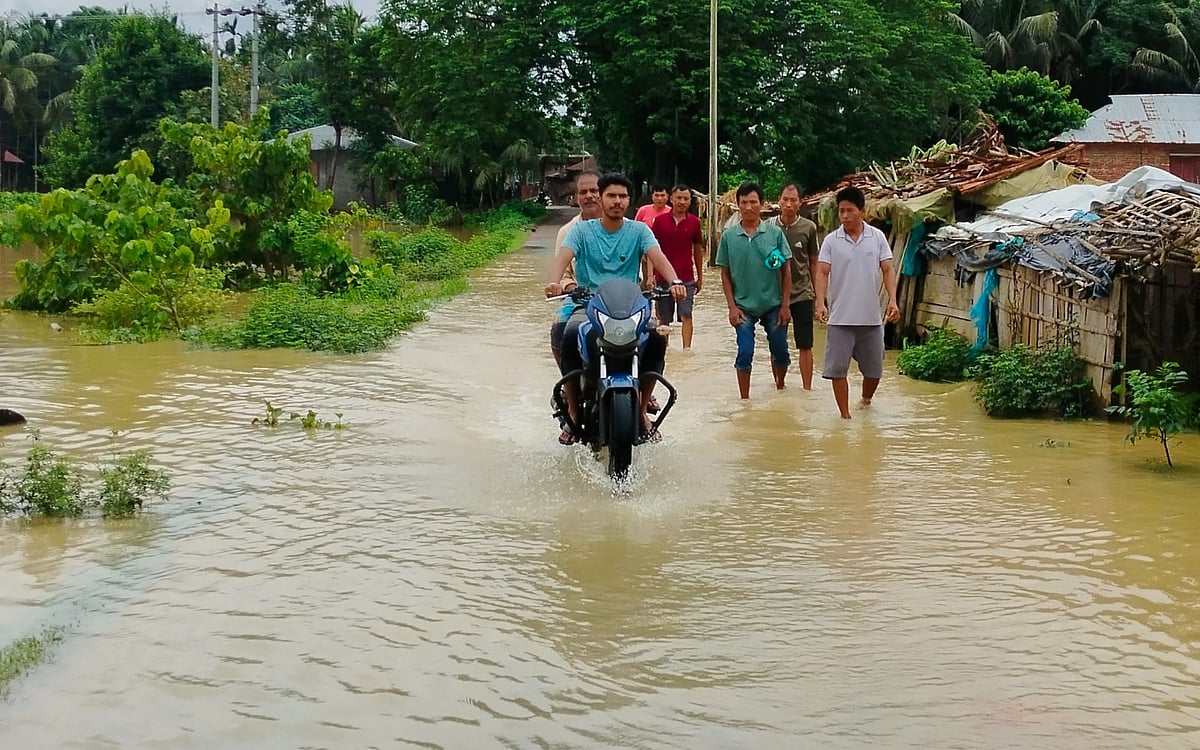 কাপ্তাই লেকের পানি বেড়ে ডুবে গেছে ঘরবাড়ি ও সড়ক। মহালছড়ি ব্রিজপাড়া এলাকা থেকে আজ দুপুরে তোলা