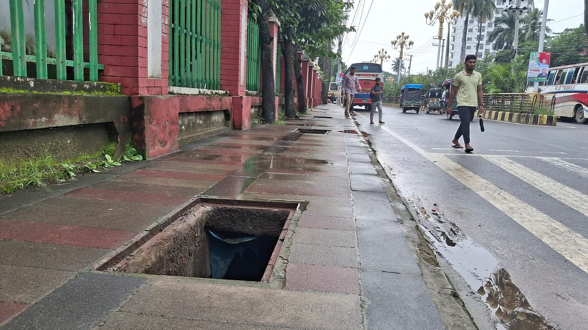 রাজশাহী কলেজের সামনে রাস্তার পাশে থাকা ফুটপাত থেকে স্ল্যাব চুরি হয়ে যাচ্ছে। এতে নালায় পড়ে আহত হচ্ছেন অনেকে